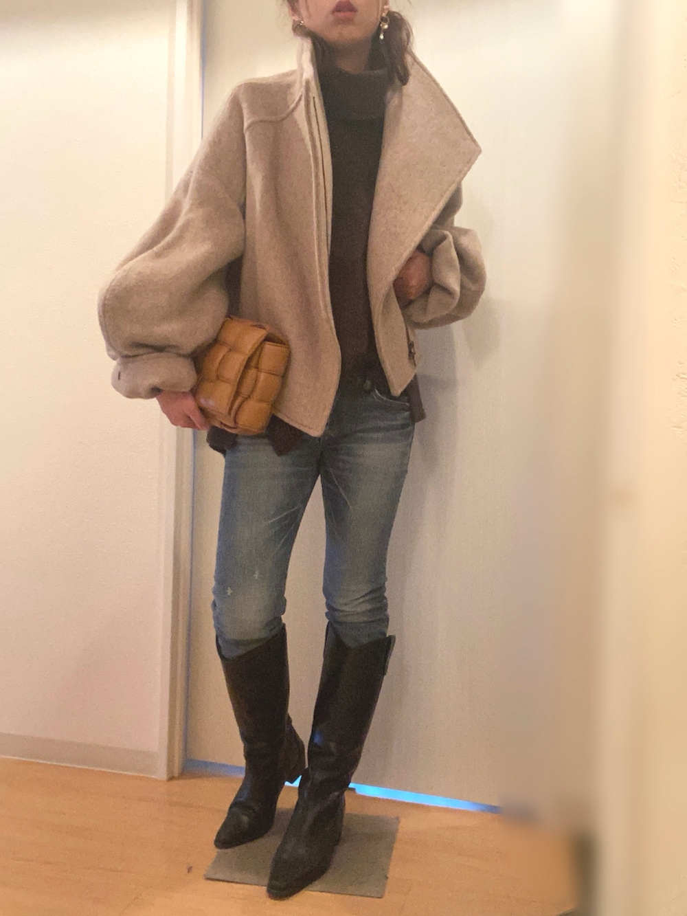 ベージュ系のその他アウター、ブラウン系のニット/セーター、ブラウン系のバッグを着用したレディースの冬コーディネートの3枚目の写真