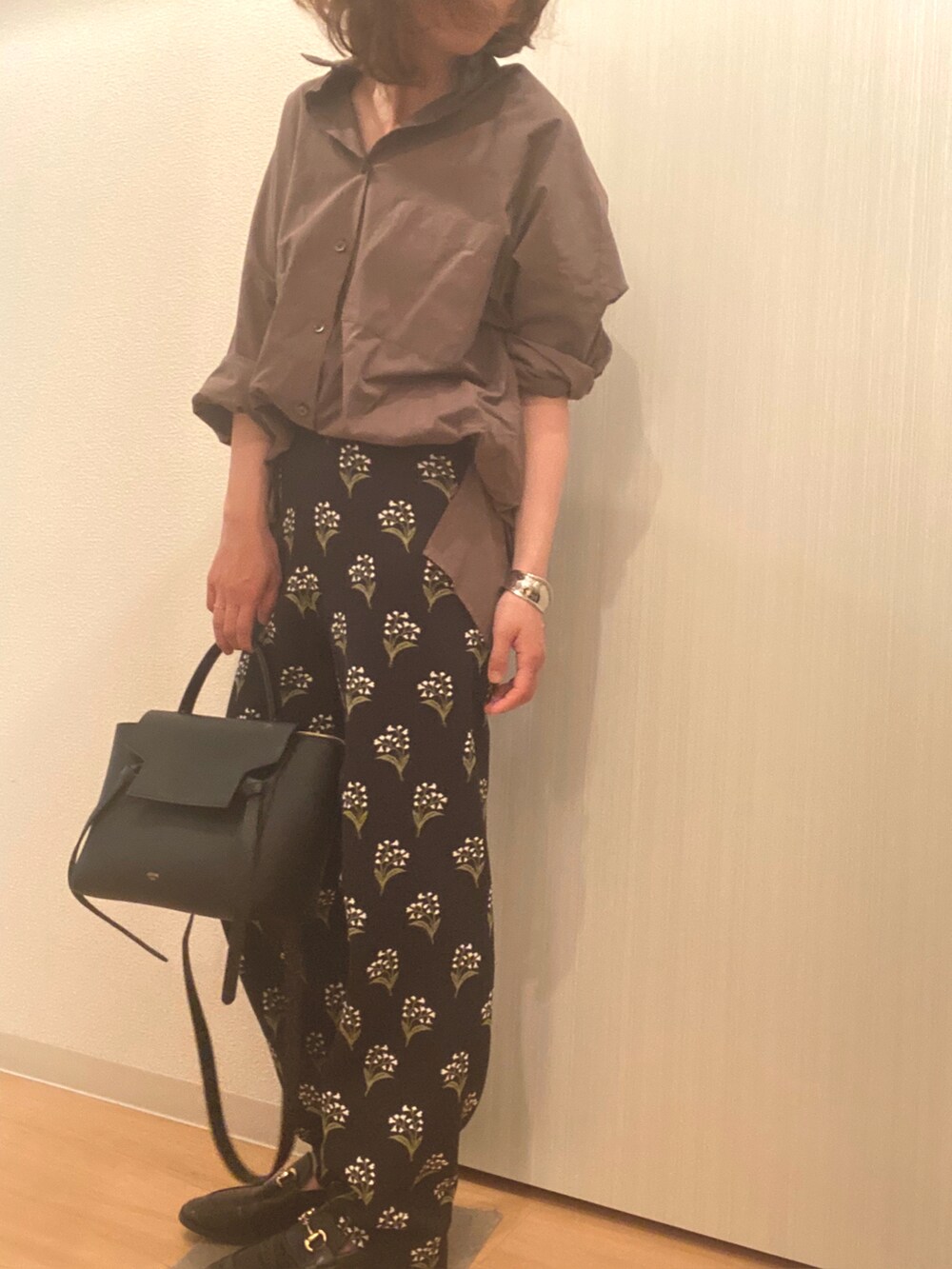 ブラウン系のシャツ/ブラウス、ブラック系のその他パンツ、ブラック系のローファーを着用したレディースの夏コーディネートの4枚目の写真