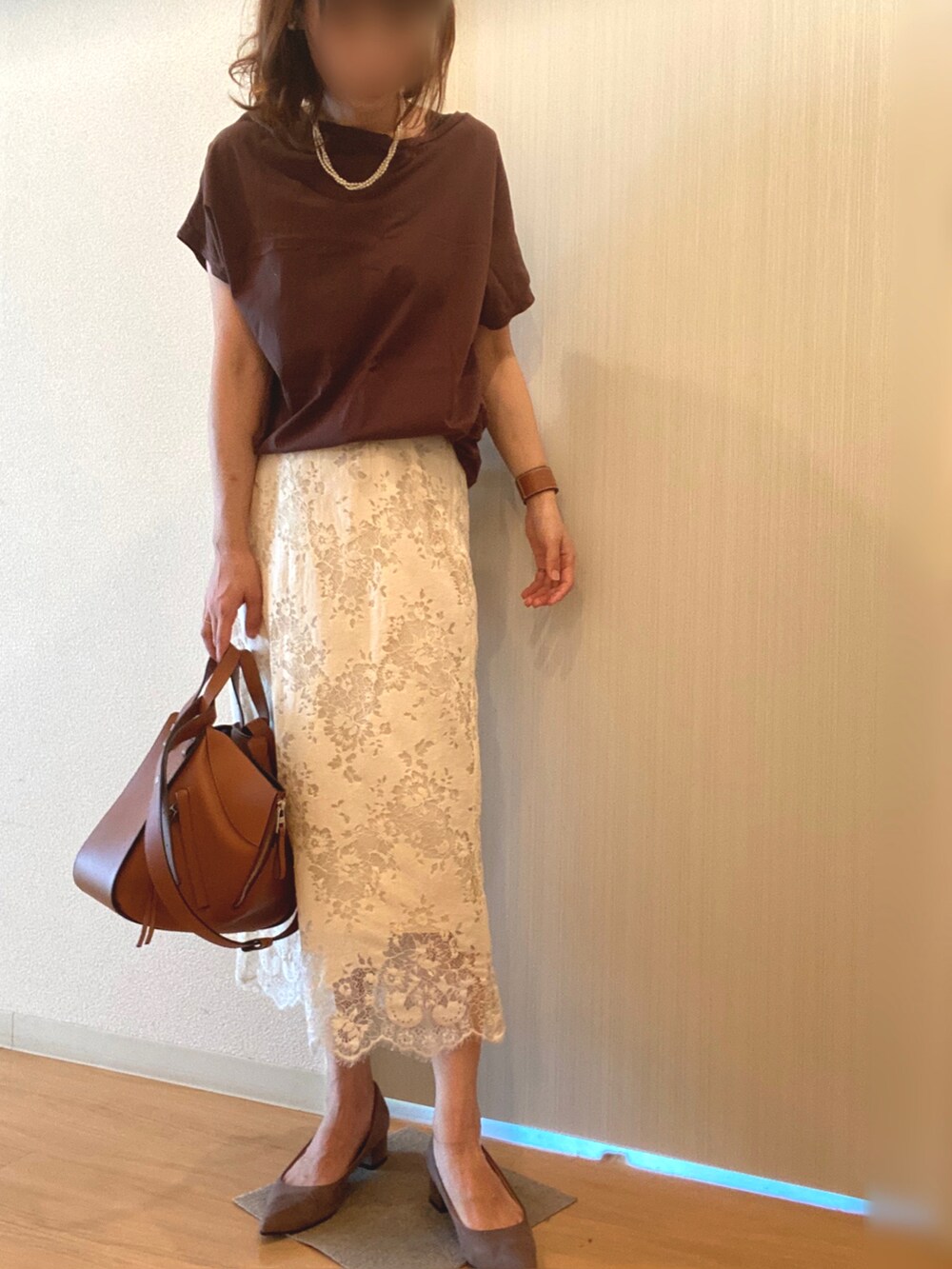 ブラウン系のTシャツ/カットソー、ホワイト系のスカート、グレー系のパンプスを着用したレディースの秋コーディネートの2枚目の写真