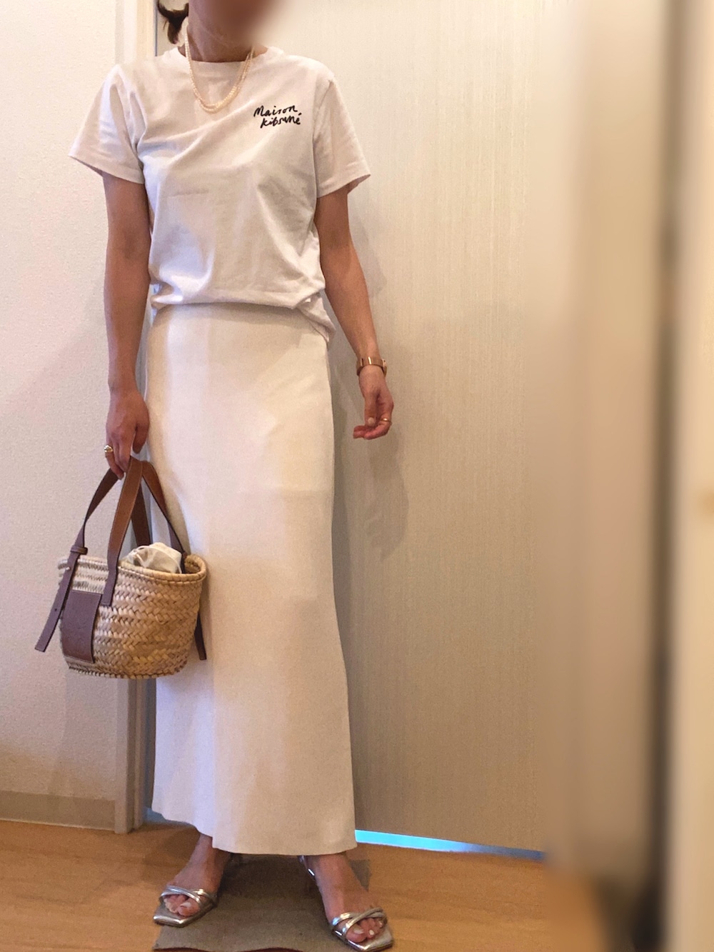 ホワイト系のTシャツ/カットソー、ホワイト系のスカート、シルバー系のサンダルを着用したレディースの夏コーディネートの2枚目の写真