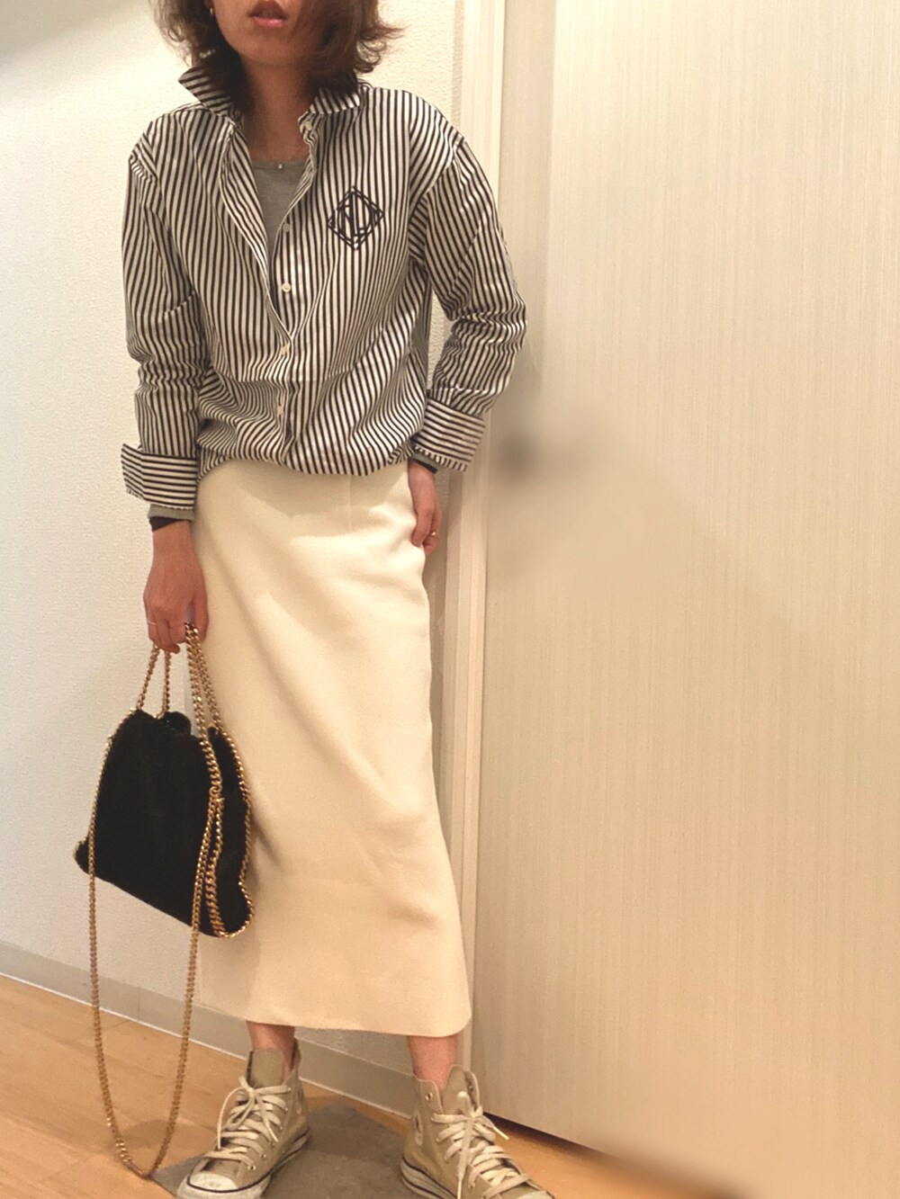 グリーン系のその他アウター、ブラック系のシャツ/ブラウス、ホワイト系のスカートを着用したレディースの春コーディネートの3枚目の写真