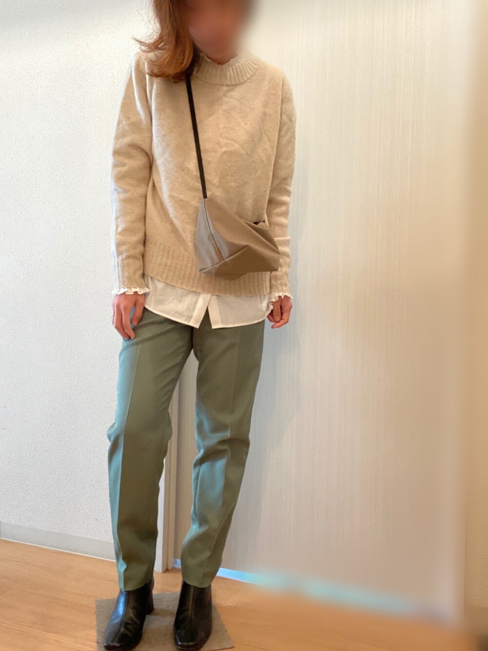 ブラック系のその他アウター、ベージュ系のニット/セーター、ホワイト系のシャツ/ブラウスを着用したレディースの冬コーディネートの3枚目の写真