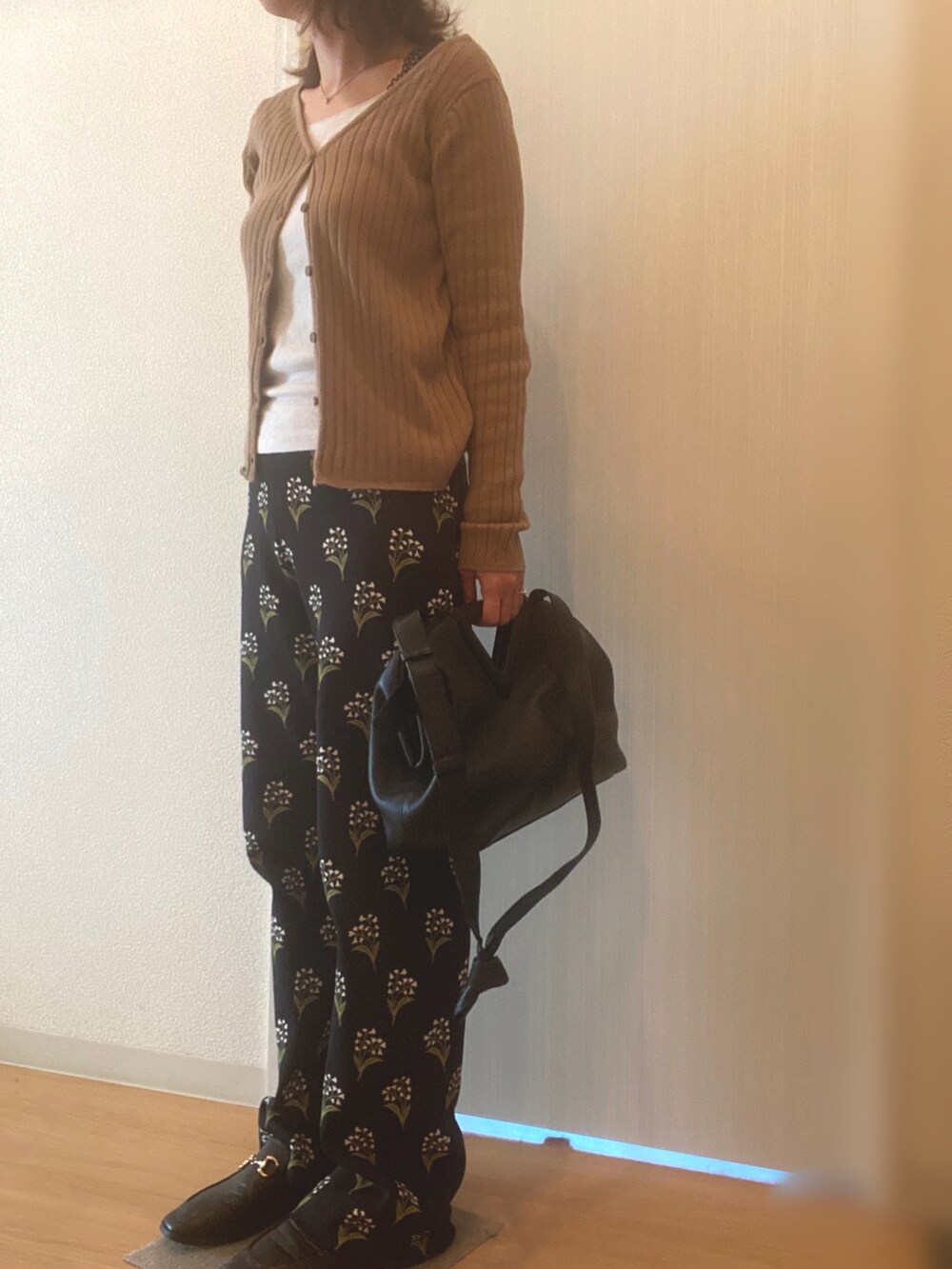 ベージュ系のカーディガン/ボレロ、ブラック系のその他パンツ、ブラック系のローファーを着用したレディースの秋コーディネートの2枚目の写真