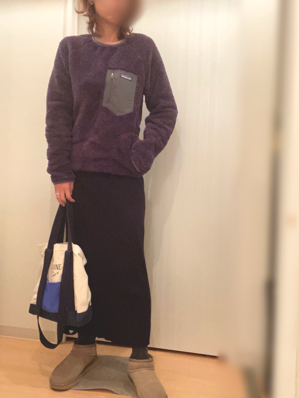 ブラック系のジャケット/アウター、パープル系のニット/セーター、ブラック系のスカートを着用したレディースの冬コーディネートの3枚目の写真