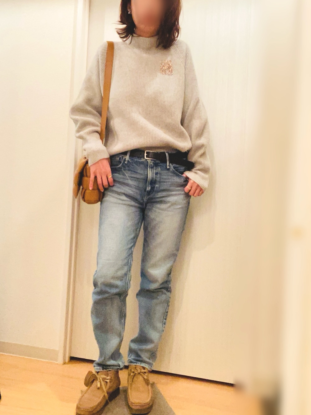 ブルー系のダッフルコート、グレー系のニット/セーター、ブラウン系のモカシン/デッキシューズを着用したレディースの冬コーディネートの2枚目の写真