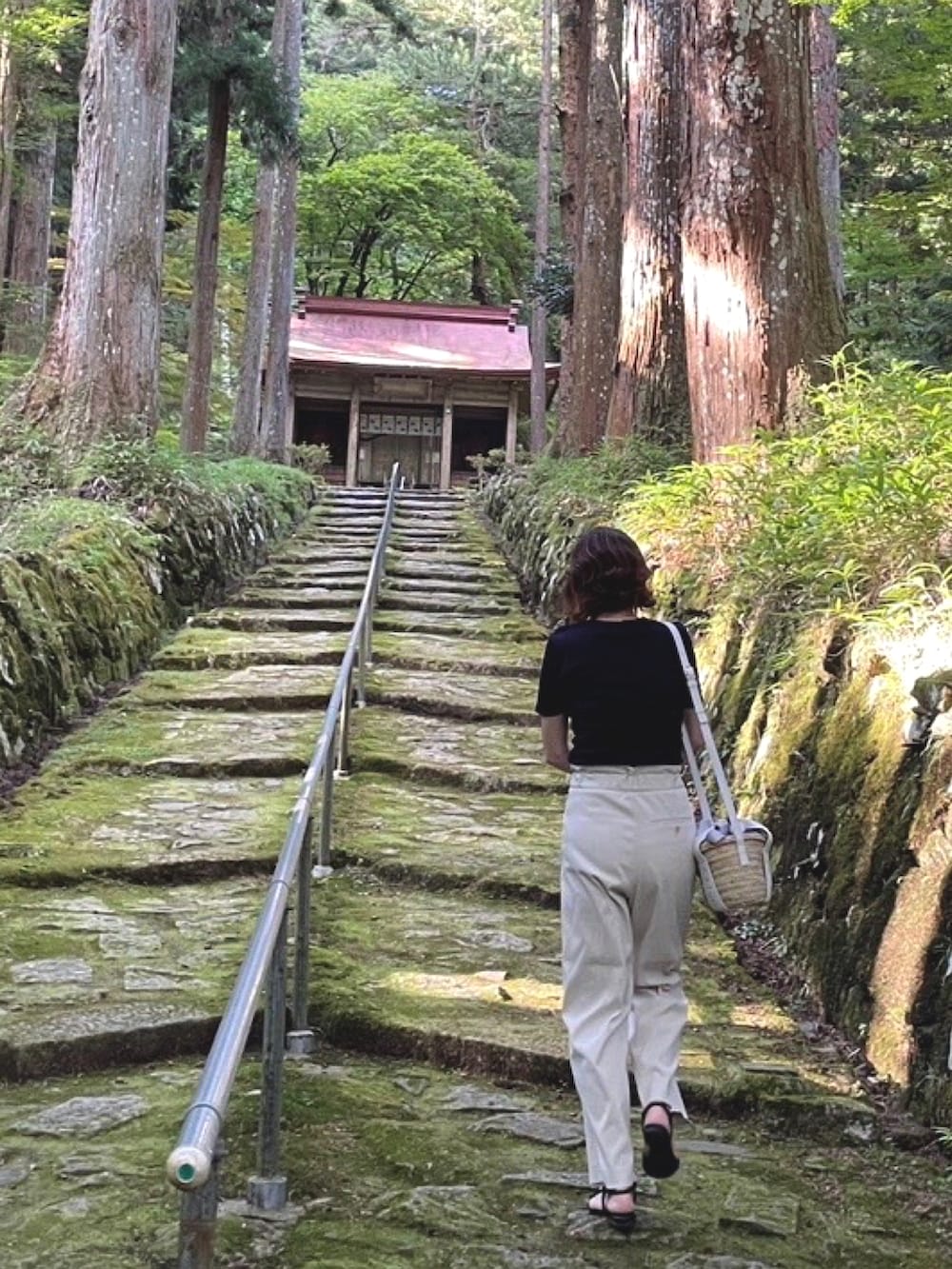 ブルー系のTシャツ/カットソー、ホワイト系のその他パンツ、ブラック系のサンダルを着用したレディースの秋コーディネートの2枚目の写真