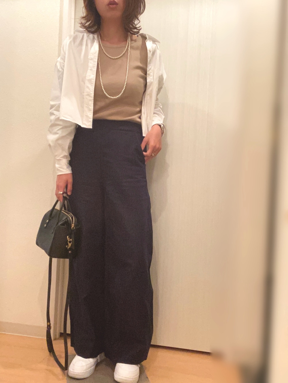 ホワイト系のシャツ/ブラウス、ベージュ系のTシャツ/カットソー、ブルー系のその他パンツを着用したレディースの秋コーディネートの3枚目の写真