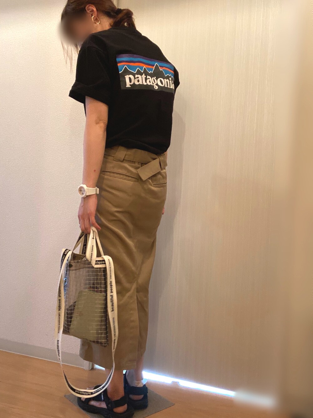 ブラック系のTシャツ/カットソー、ベージュ系のスカート、ブラック系のサンダルを着用したレディースの夏コーディネートの2枚目の写真