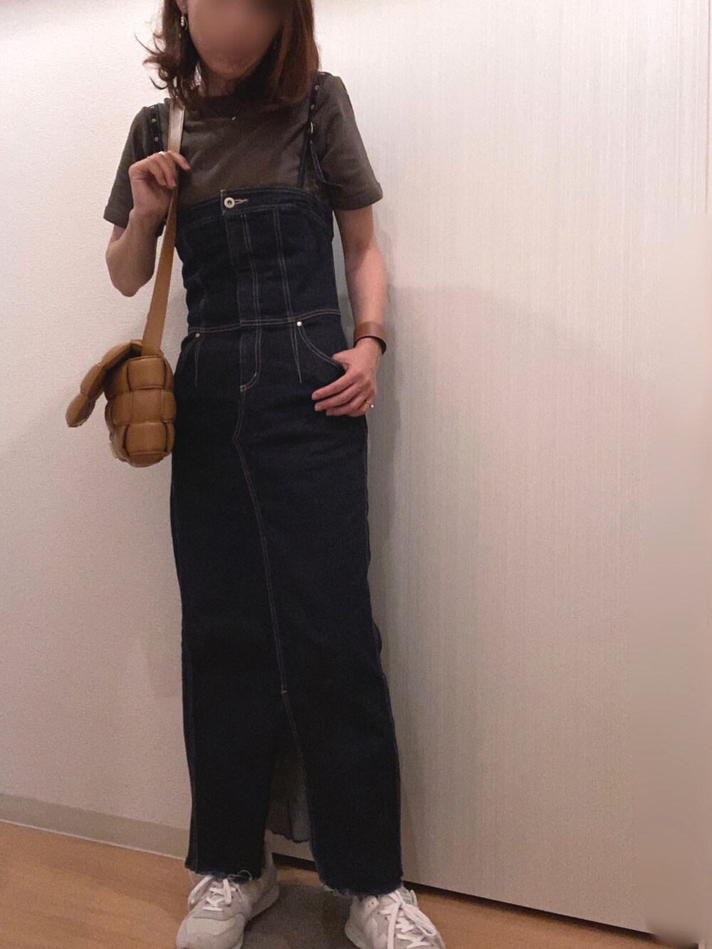 グリーン系のTシャツ/カットソー、ブルー系のワンピース、グレー系のスニーカーを着用したレディースの秋コーディネートの2枚目の写真