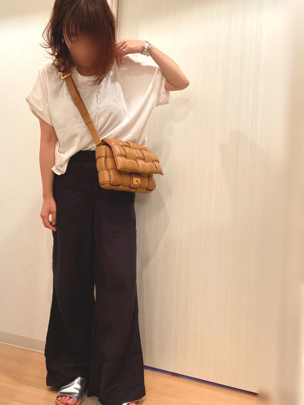 ホワイト系のTシャツ/カットソー、ブラック系のその他パンツ、シルバー系のサンダルを着用したレディースの夏コーディネートの2枚目の写真