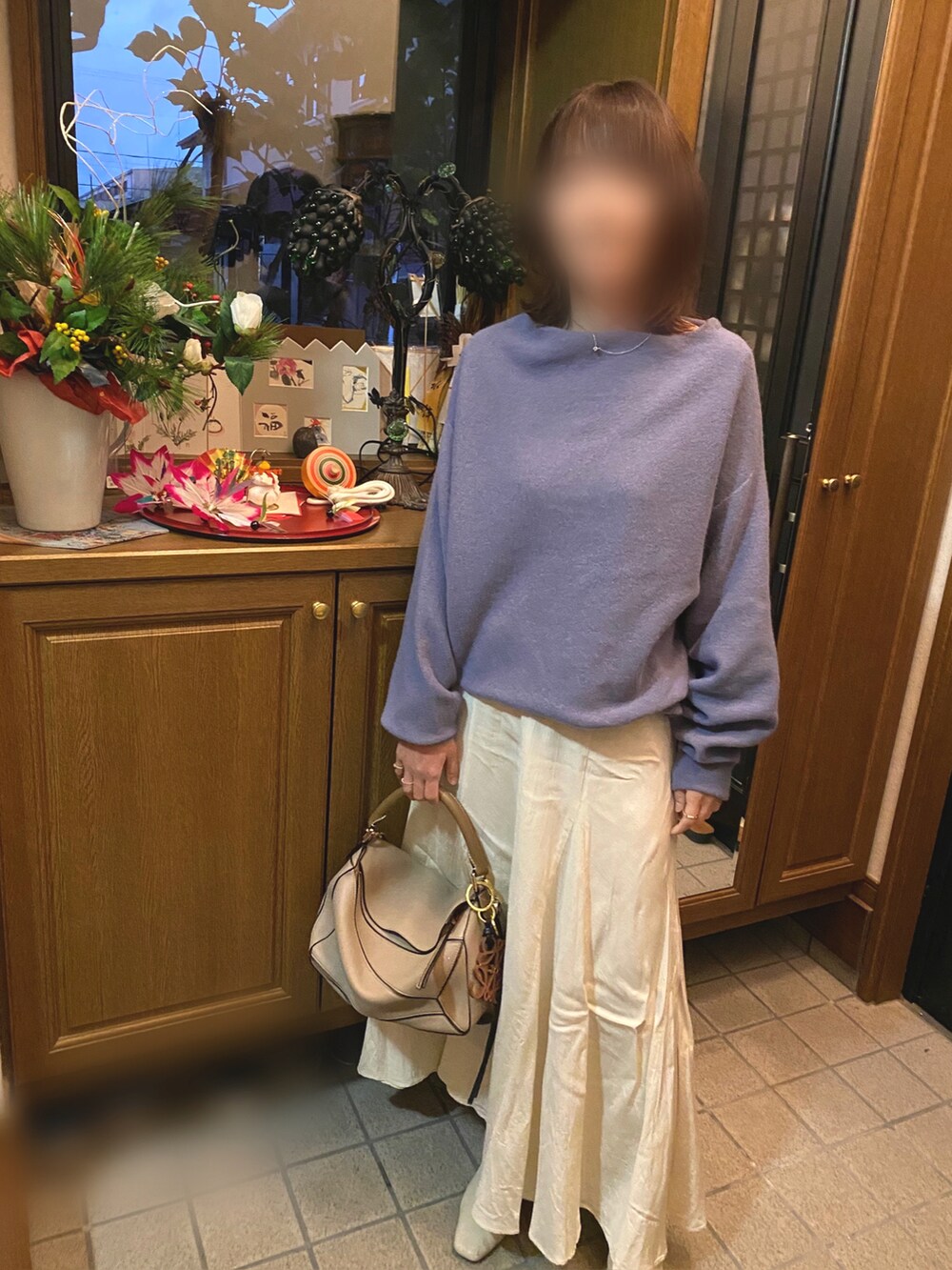 ブルー系のその他アウター、ブルー系のニット/セーター、ホワイト系のスカートを着用したレディースの冬コーディネートの2枚目の写真