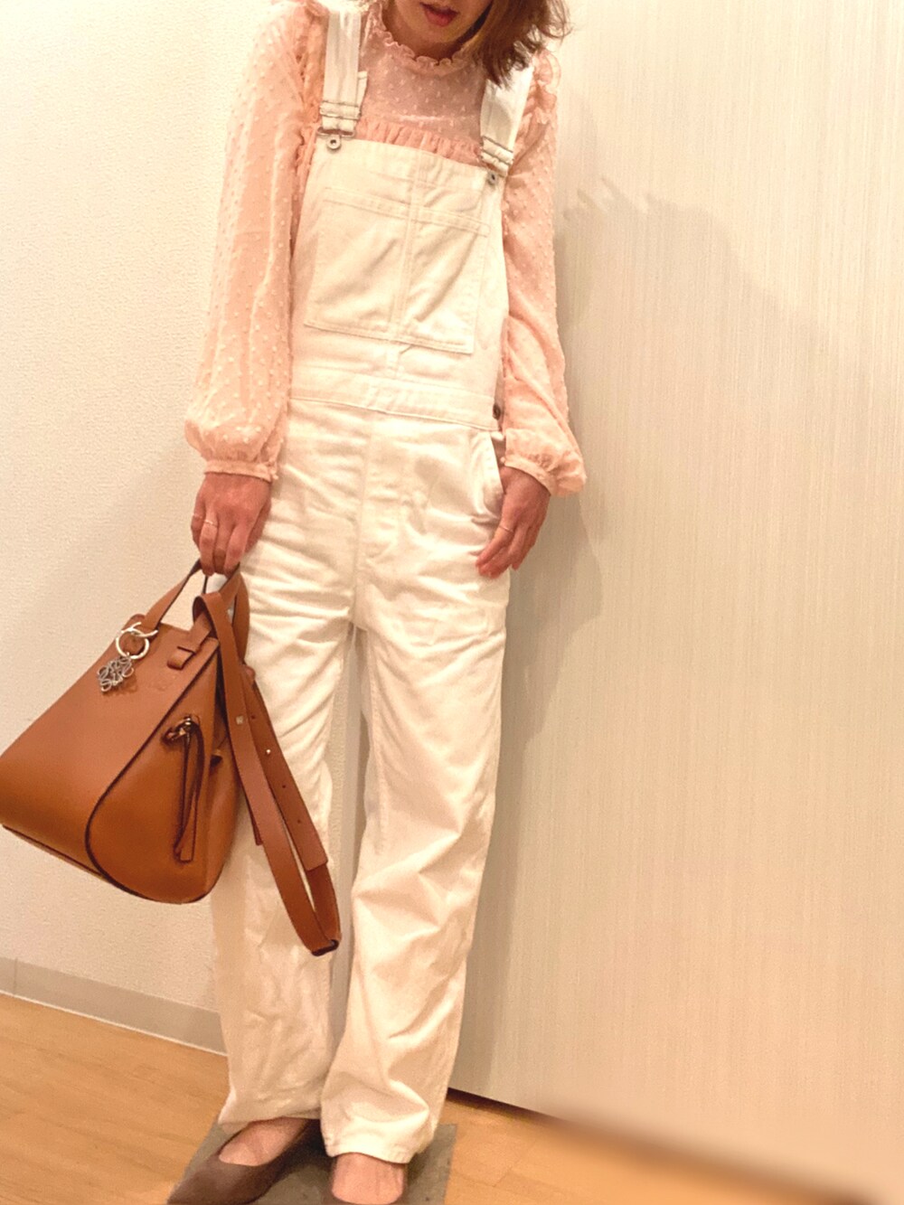 ピンク系のシャツ/ブラウス、ホワイト系のサロペット/オーバーオール、グレー系のパンプスを着用したレディースの春コーディネートの2枚目の写真