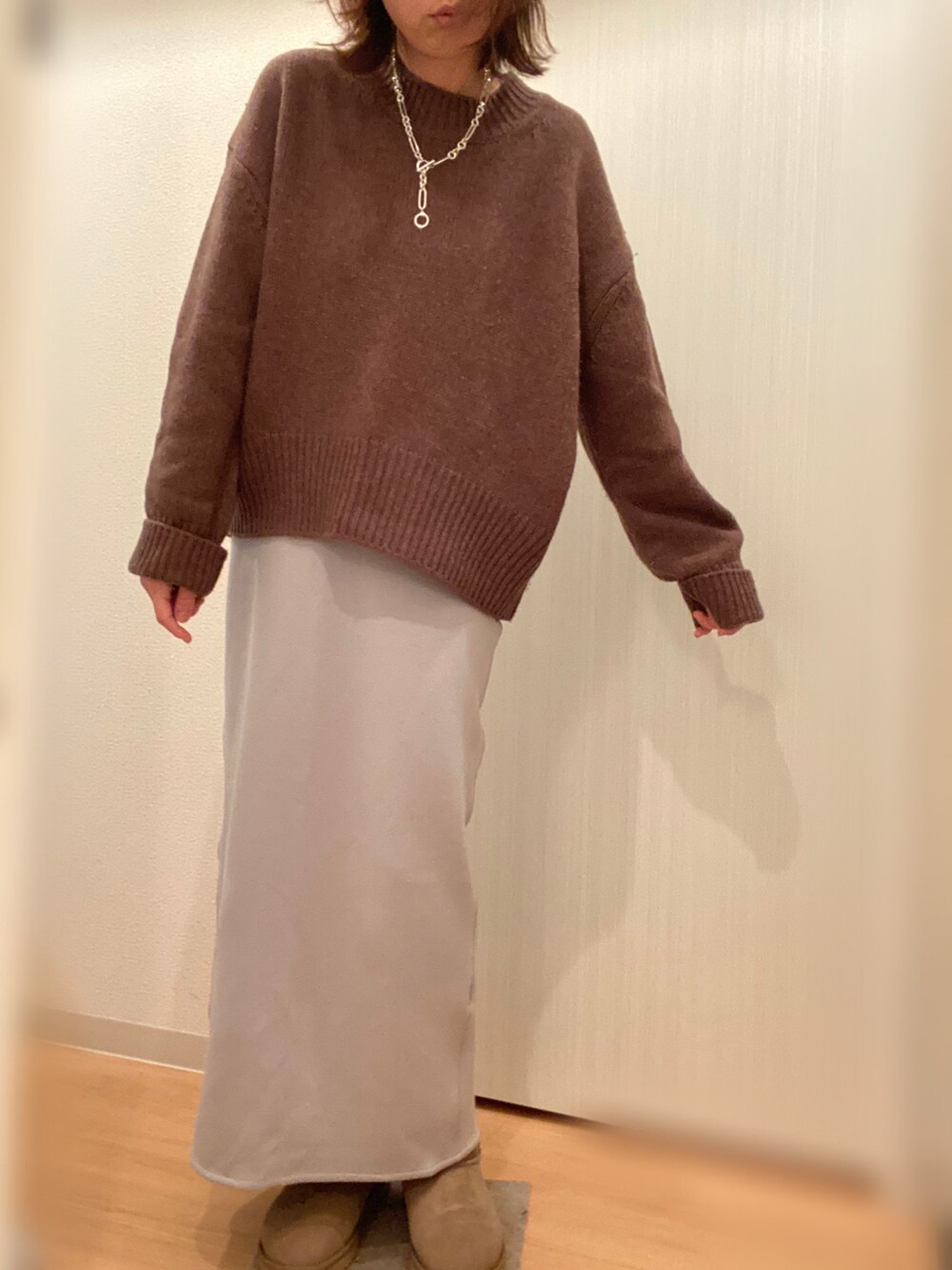 グリーン系のジャケット/アウター、ブラウン系のニット/セーター、ブルー系のスカートを着用したレディースの冬コーディネートの3枚目の写真