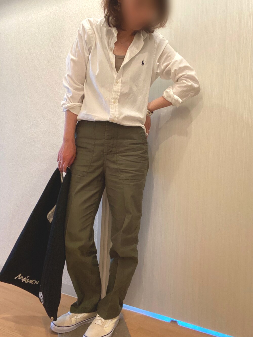 ホワイト系のシャツ/ブラウス、グリーン系のその他パンツ、ブラック系のハンドバッグを着用したレディースの春コーディネートの2枚目の写真