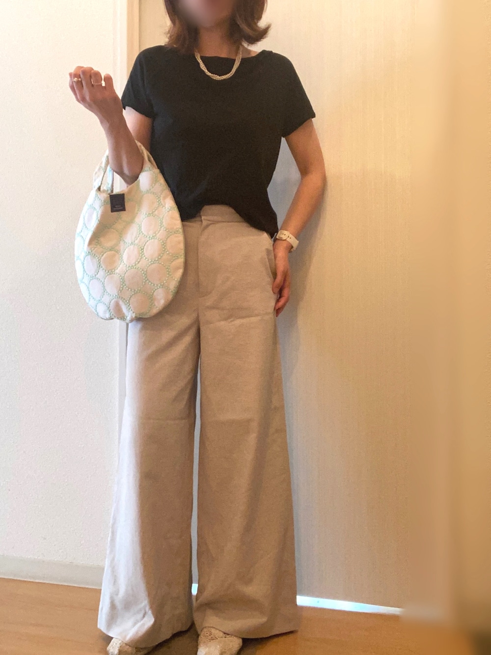 ブラック系のTシャツ/カットソー、ベージュ系のその他パンツ、ホワイト系のトートバッグを着用したレディースの秋コーディネートの2枚目の写真