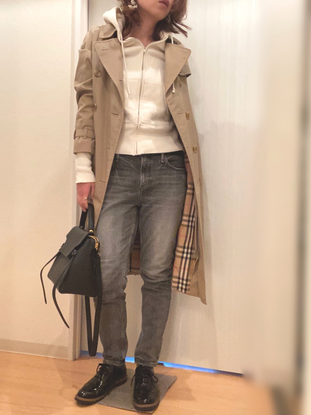 「春コーデ、大人カジュアル、オトナカジュアル、雨の日コーデ、シンプルスタイル、トレンチコート、春、デニム、パーカー、ドレスシューズ、休日スタイル、おでかけ」｜「BURBERRYのアイテム（トレンチコート、ベージュ系）」を使った、mee☆さん（レディース・160cm）の春コーディネートの2枚目の写真