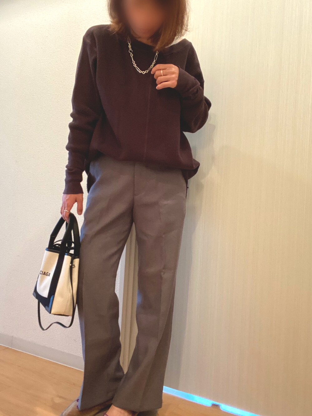 グレー系のTシャツ/カットソー、グレー系のその他パンツ、ベージュ系のバレエシューズを着用したレディースの春コーディネートの2枚目の写真