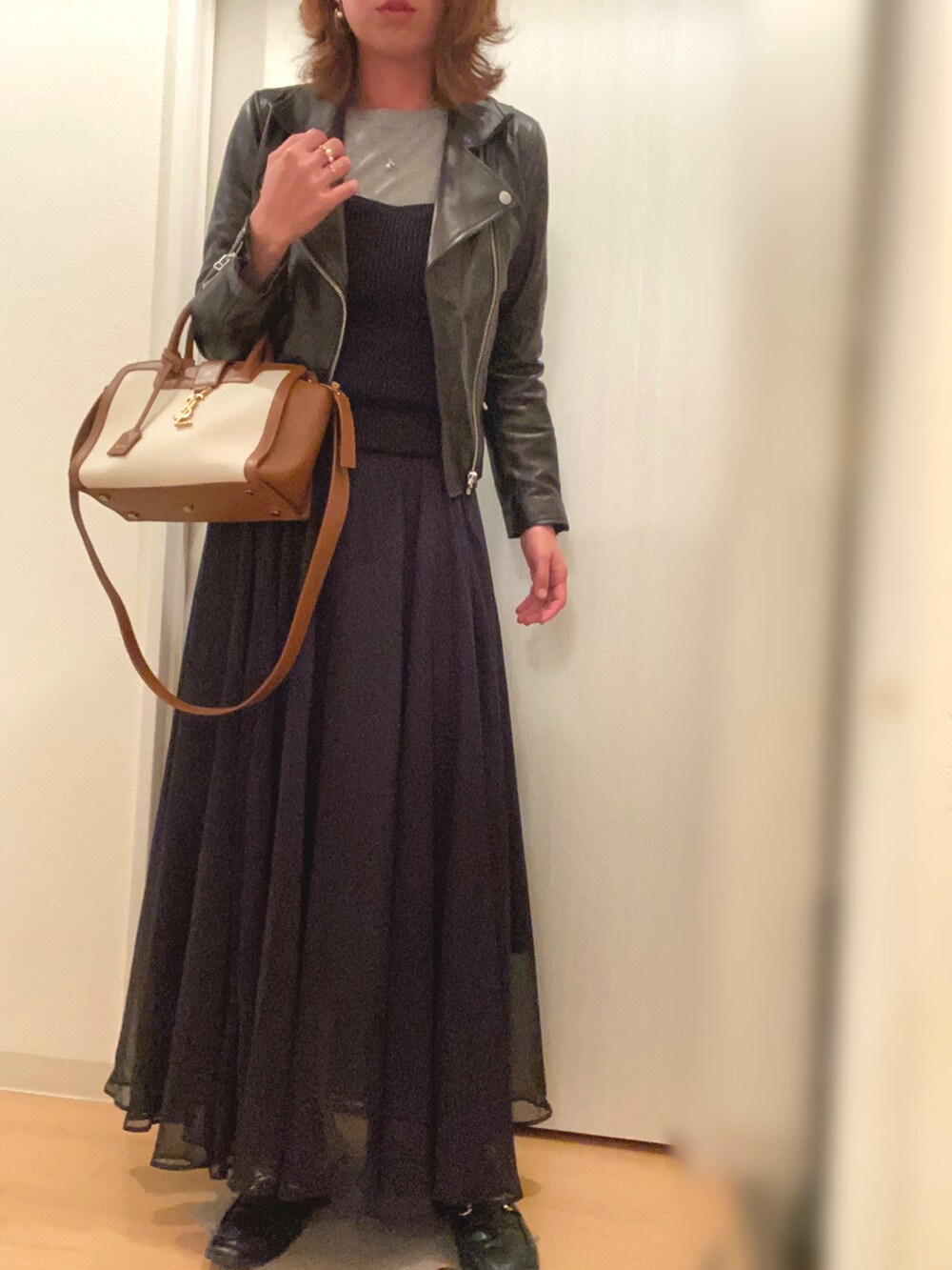 グレー系のTシャツ/カットソー、ブラック系のその他トップス、ブラック系のスカートを着用したレディースの秋コーディネートの2枚目の写真