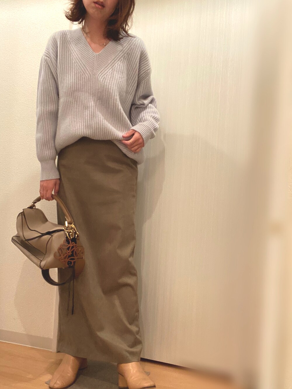 ブルー系のニット/セーター、その他のスカート、ベージュ系のブーツを着用したレディースの冬コーディネートの2枚目の写真