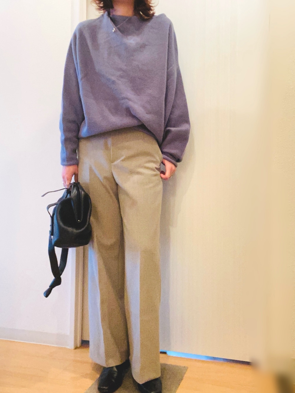 ブルー系のニット/セーター、ベージュ系のスラックス、ブラウン系のテーラードジャケットを着用したレディースの冬コーディネートの2枚目の写真