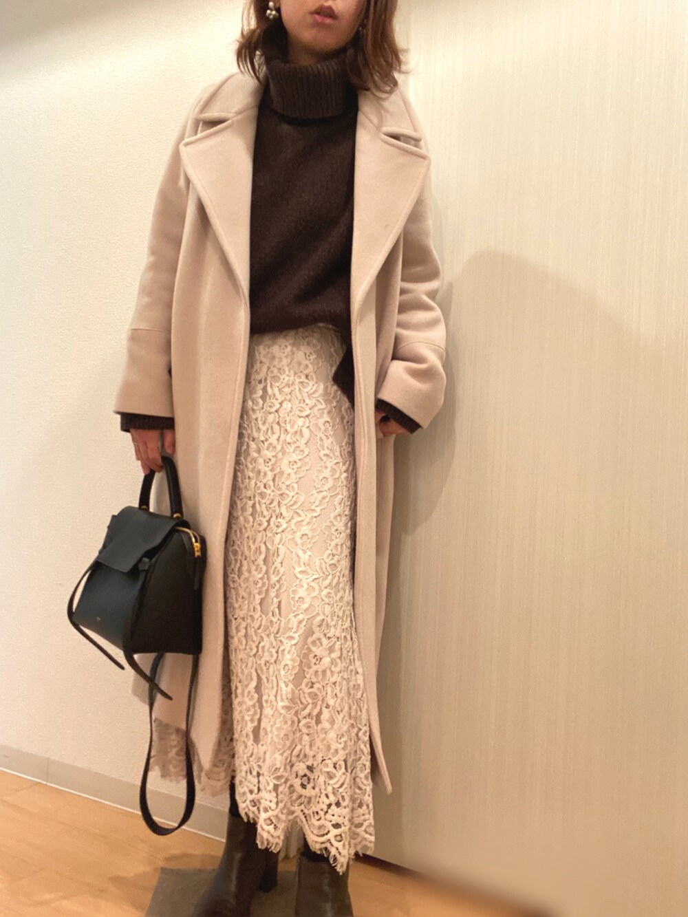 ベージュ系のその他アウター、ブラウン系のニット/セーター、ベージュ系のスカートを着用したレディースの冬コーディネートの3枚目の写真