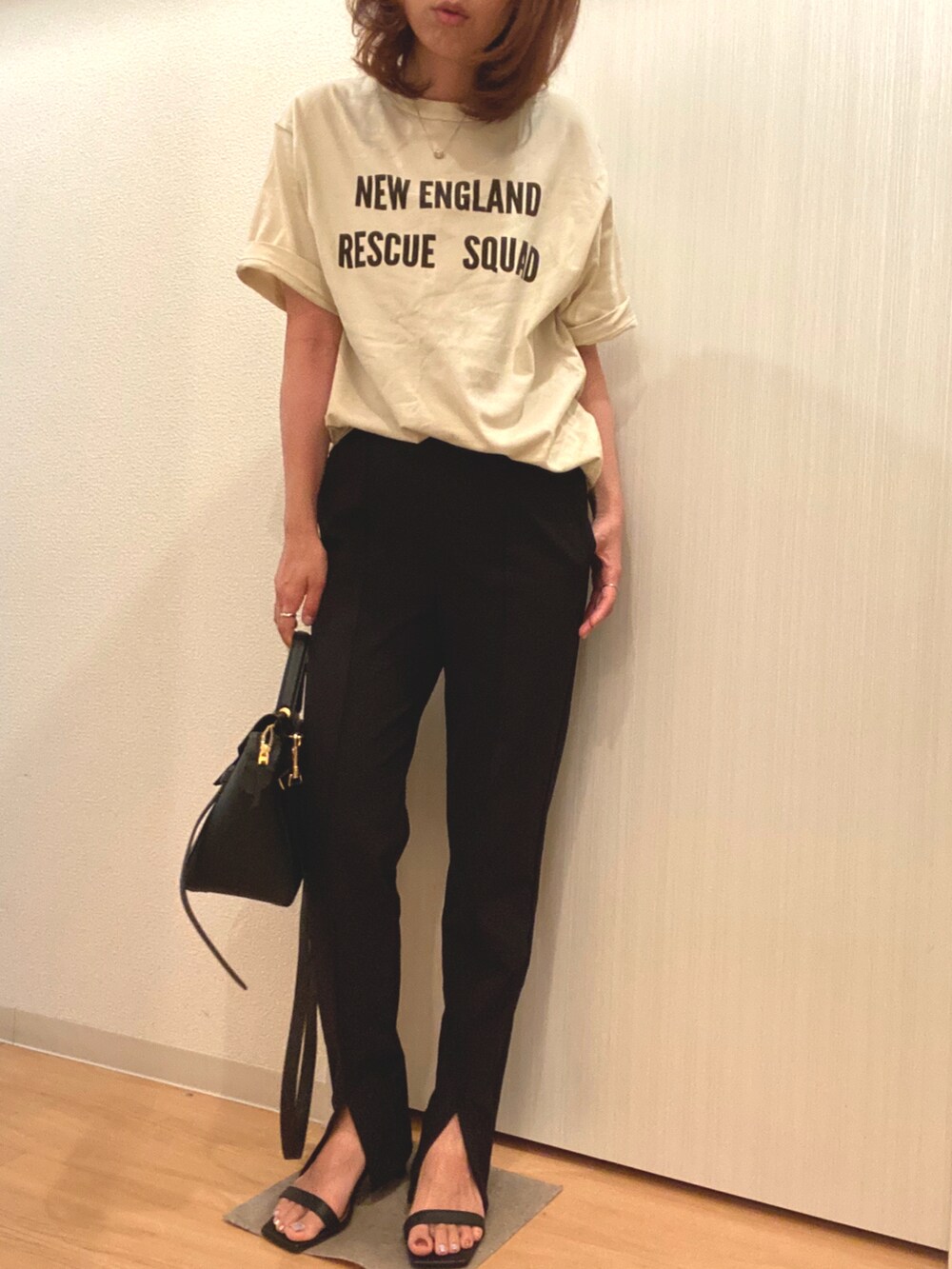 ベージュ系のTシャツ/カットソー、ブラック系のその他パンツ、ブラック系のサンダルを着用したレディースの夏コーディネートの3枚目の写真