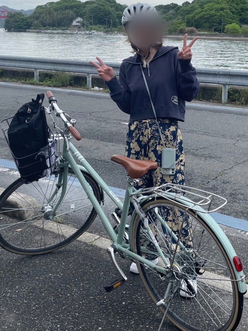 グレー系のパーカー、ブルー系のその他パンツ、ホワイト系のスニーカーを着用したレディースの春コーディネートの3枚目の写真