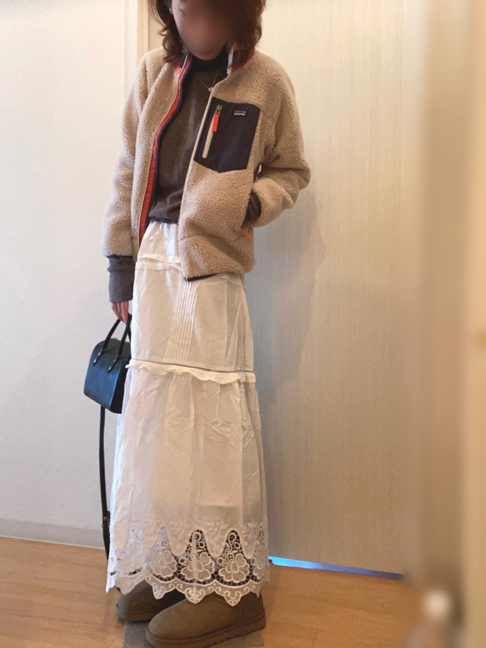 「休日スタイル、大人カジュアル、オトナカジュアル、カジュアルコーデ、カジュアル、patagonia、タートルネック、ムートンブーツ、冬コーデ、冬、休日コーデ」｜「patagoniaのアイテム（ジャケット/アウター、ホワイト系）」を使った、mee☆さん（レディース・160cm）の冬コーディネートの2枚目の写真
