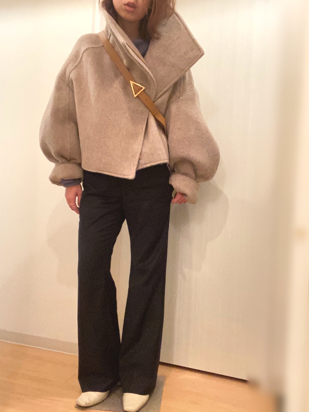 ベージュ系のその他アウター、ブルー系のニット/セーター、ブラック系のその他パンツを着用したレディースの冬コーディネートの3枚目の写真