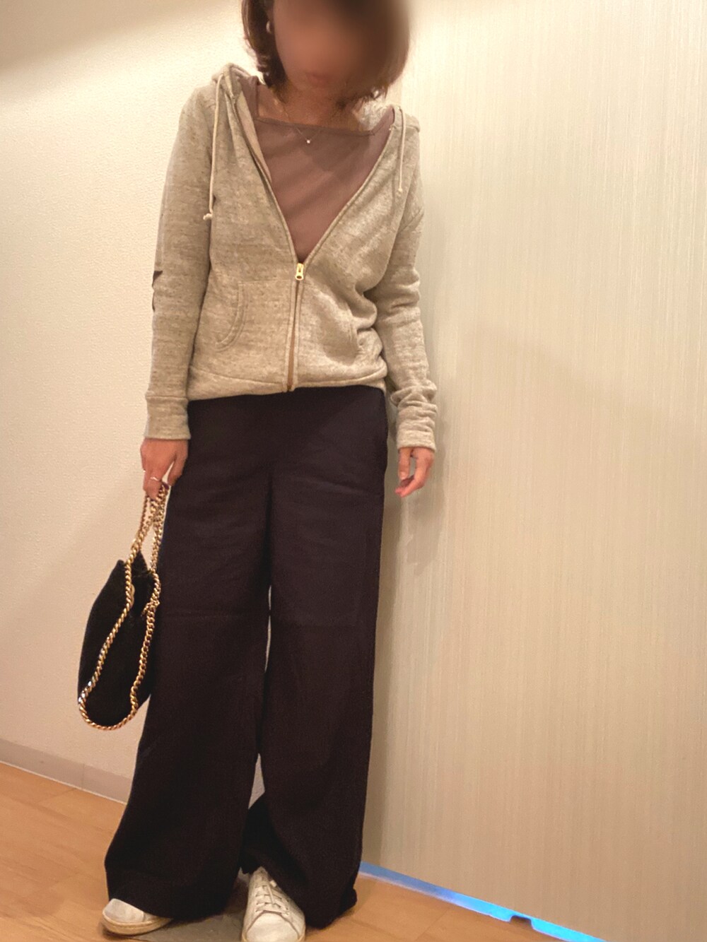 ベージュ系のパーカー、ブラウン系のTシャツ/カットソー、その他のパンツを着用したレディースの春コーディネートの2枚目の写真