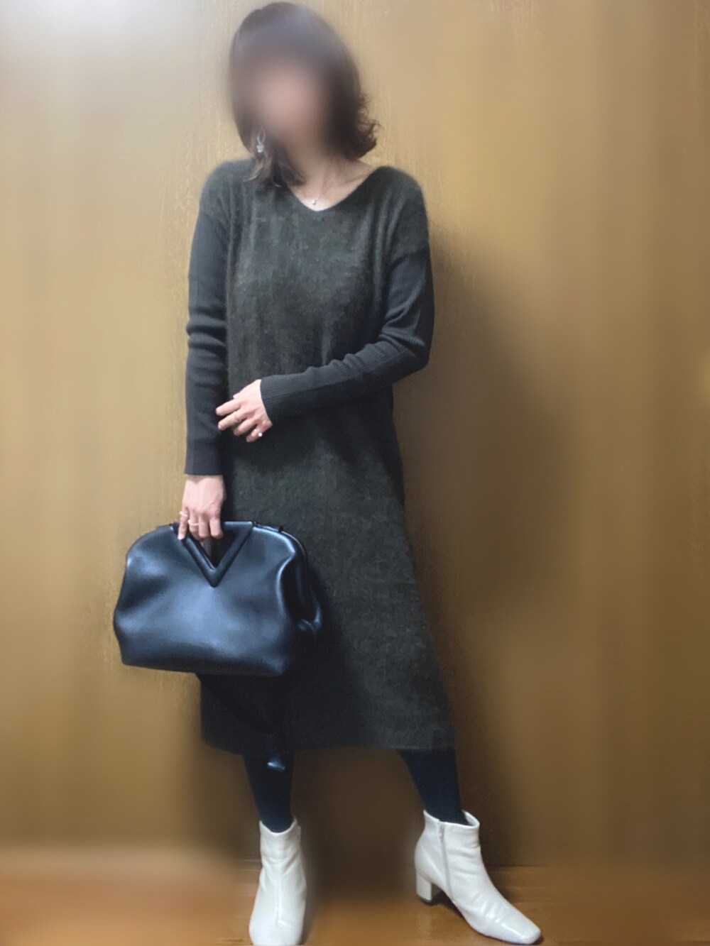 ベージュ系のその他アウター、グリーン系のワンピース、ベージュ系のブーツを着用したレディースの冬コーディネートの2枚目の写真