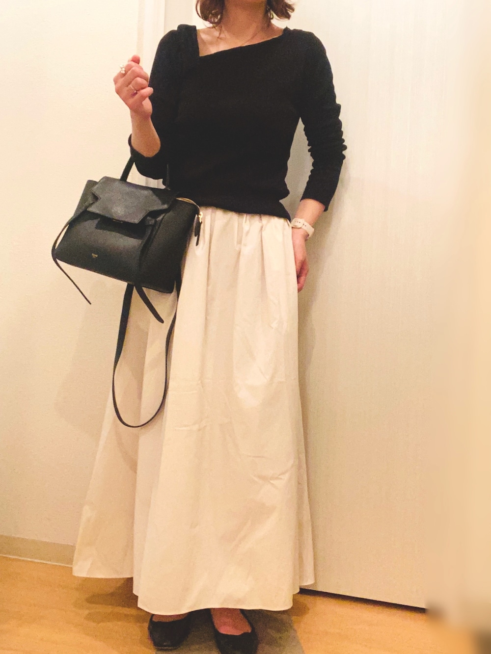 ブラック系のTシャツ/カットソー、ホワイト系のスカート、ブラック系のバレエシューズを着用したレディースの夏コーディネートの2枚目の写真