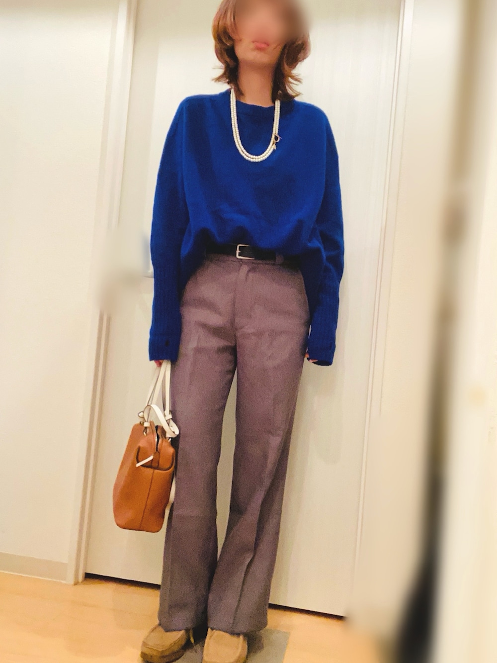 ブラック系のその他アウター、ブルー系のニット/セーター、グレー系のその他パンツを着用したレディースの冬コーディネートの3枚目の写真