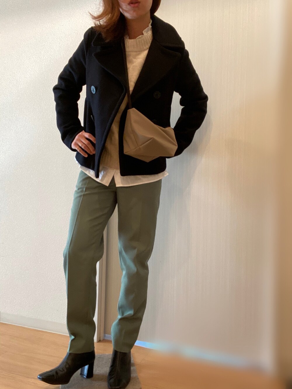 ブラック系のその他アウター、ベージュ系のニット/セーター、ホワイト系のシャツ/ブラウスを着用したレディースの冬コーディネートの2枚目の写真