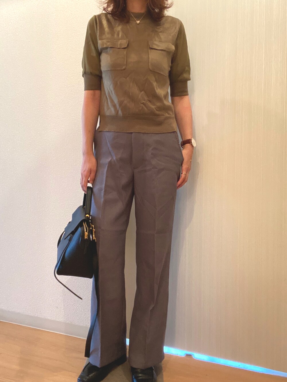 グリーン系のニット/セーター、グレー系のその他パンツ、ブラック系のローファーを着用したレディースの秋コーディネートの3枚目の写真