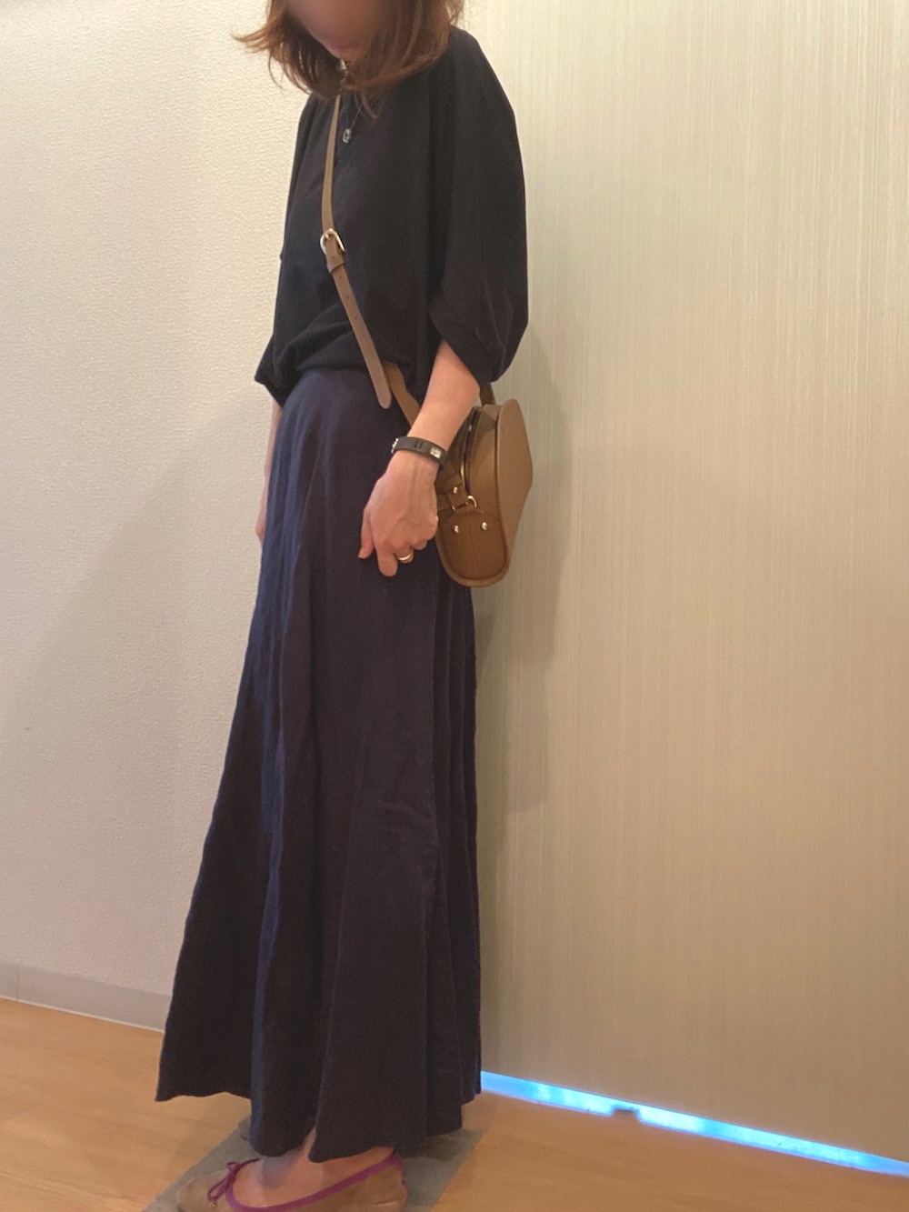 「オトナカジュアル、大人カジュアル、カジュアルコーデ、オトナ女子、秋服準備はじめました、秋色、バレエシューズ、ロングスカート、ショルダーバッグ、休日スタイル」｜「FRAMeWORKのコクーンプルオーバー3◆（Tシャツ/カットソー、ブラック系）」を使った、mee☆さん（レディース・160cm）の秋コーディネートの4枚目の写真
