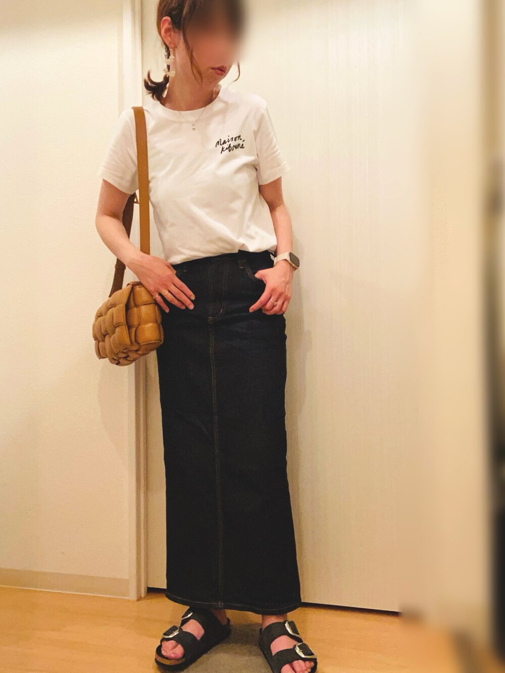 ホワイト系のTシャツ/カットソー、ブルー系のデニムスカート、ブラック系のサンダルを着用したレディースの夏コーディネートの2枚目の写真