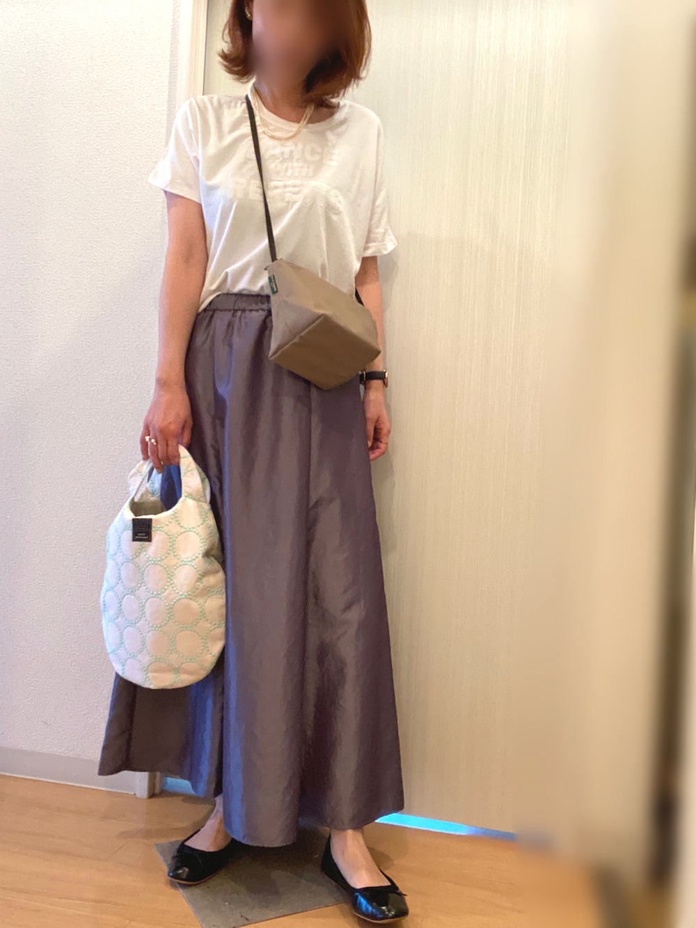 ホワイト系のTシャツ/カットソー、グレー系のスカート、ブラック系のバレエシューズを着用したレディースの夏コーディネートの2枚目の写真