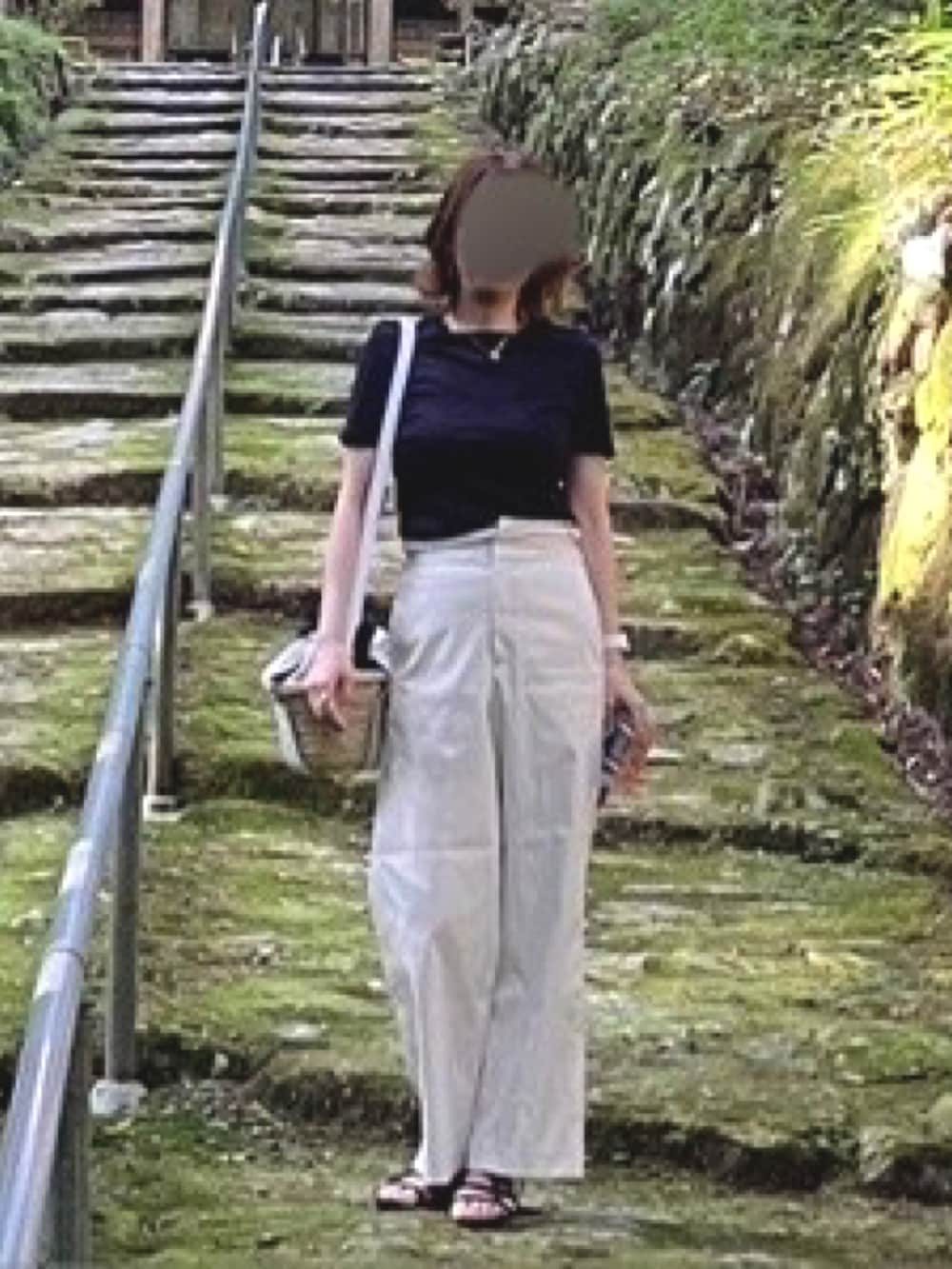 ブルー系のTシャツ/カットソー、ホワイト系のその他パンツ、ブラック系のサンダルを着用したレディースの秋コーディネートの3枚目の写真