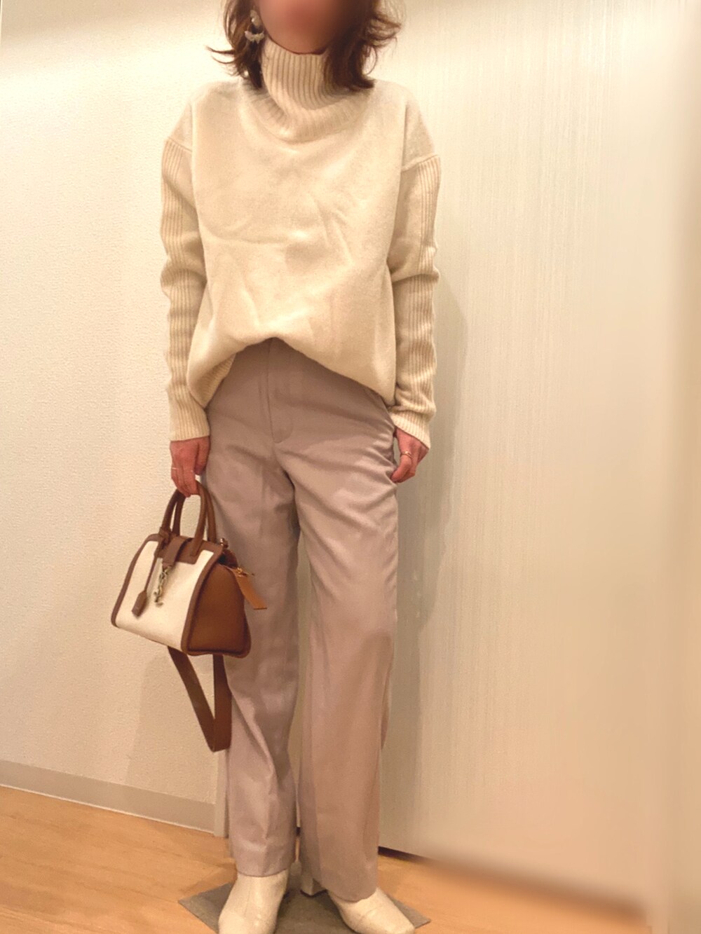 ホワイト系のニット/セーター、ベージュ系のその他パンツ、ベージュ系のブーツを着用したレディースの冬コーディネートの2枚目の写真