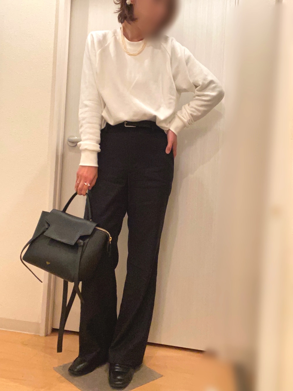 ホワイト系のその他トップス、ブラック系のその他パンツ、ブラック系のローファーを着用したレディースの春コーディネートの2枚目の写真