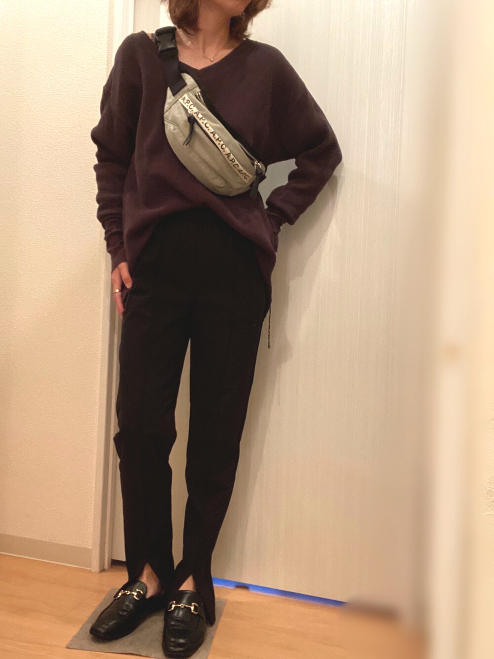 グレー系のTシャツ/カットソー、ブラック系のその他パンツ、ブラック系のローファーを着用したレディースの秋コーディネートの2枚目の写真