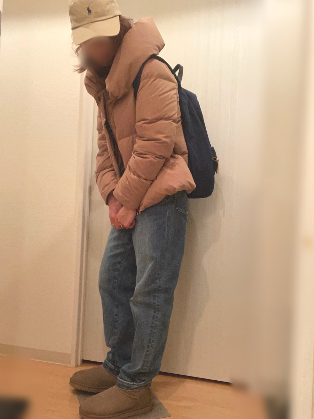 ブルー系のつなぎ/オールインワン、ブラック系のニット/セーター、ベージュ系のダウンジャケット/コートを着用したレディースの冬コーディネートの2枚目の写真