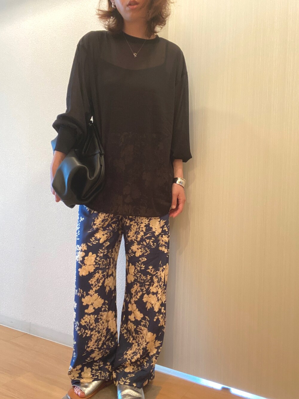 ブラック系のワンピース、ブルー系のその他パンツ、シルバー系のサンダルを着用したレディースの夏コーディネートの3枚目の写真