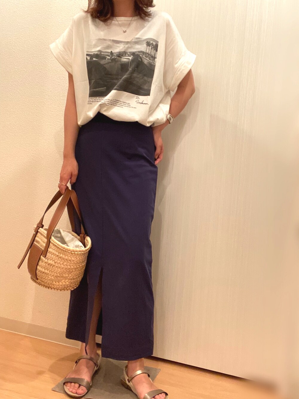 ホワイト系のTシャツ/カットソー、ブルー系のスカート、ベージュ系のサンダルを着用したレディースの夏コーディネートの2枚目の写真