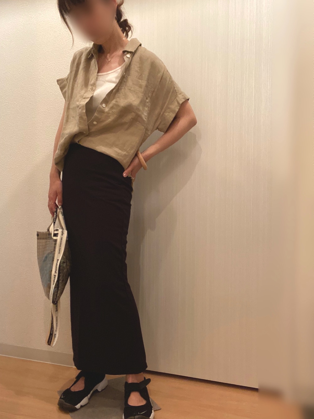 ベージュ系のシャツ/ブラウス、ホワイト系のタンクトップ、ブラック系のスカートを着用したレディースの夏コーディネートの2枚目の写真