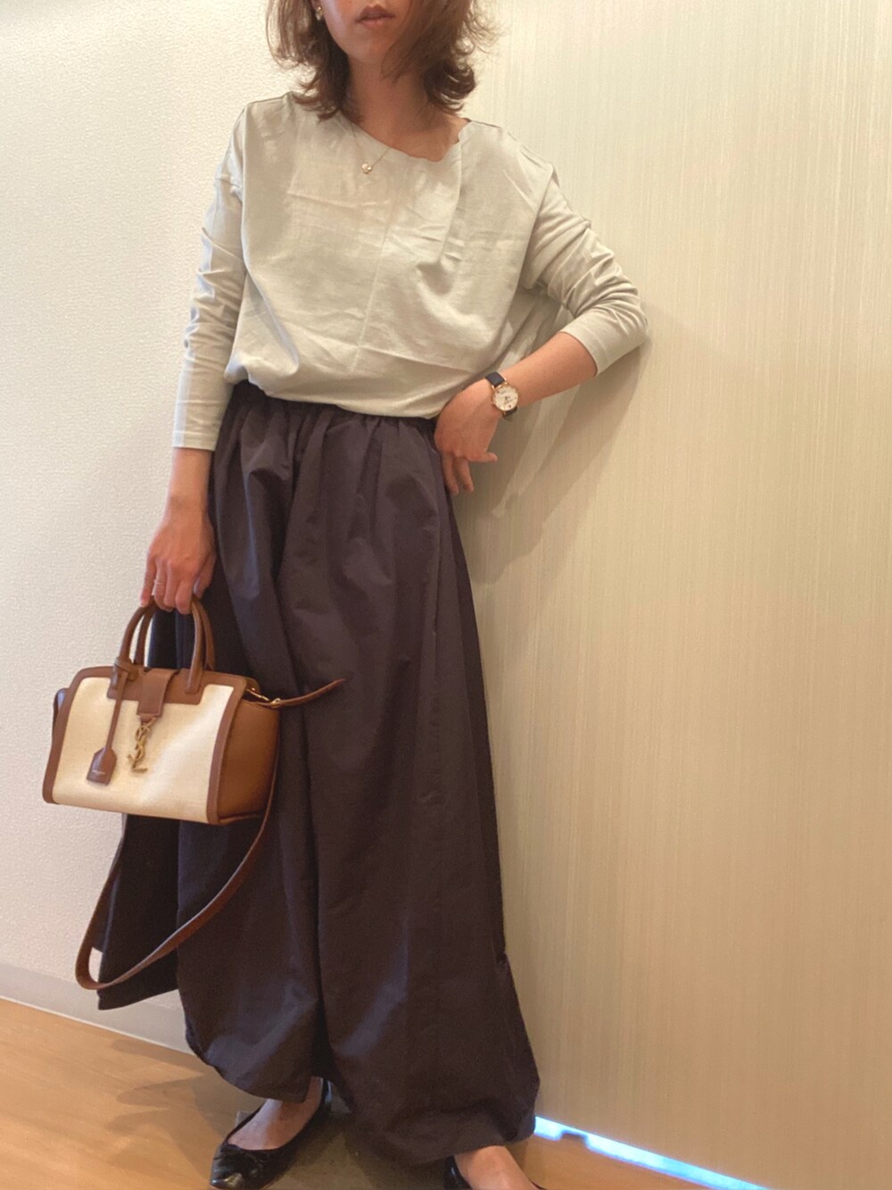 グレー系のTシャツ/カットソー、その他のスカート、ブラック系のバレエシューズを着用したレディースの春コーディネートの2枚目の写真