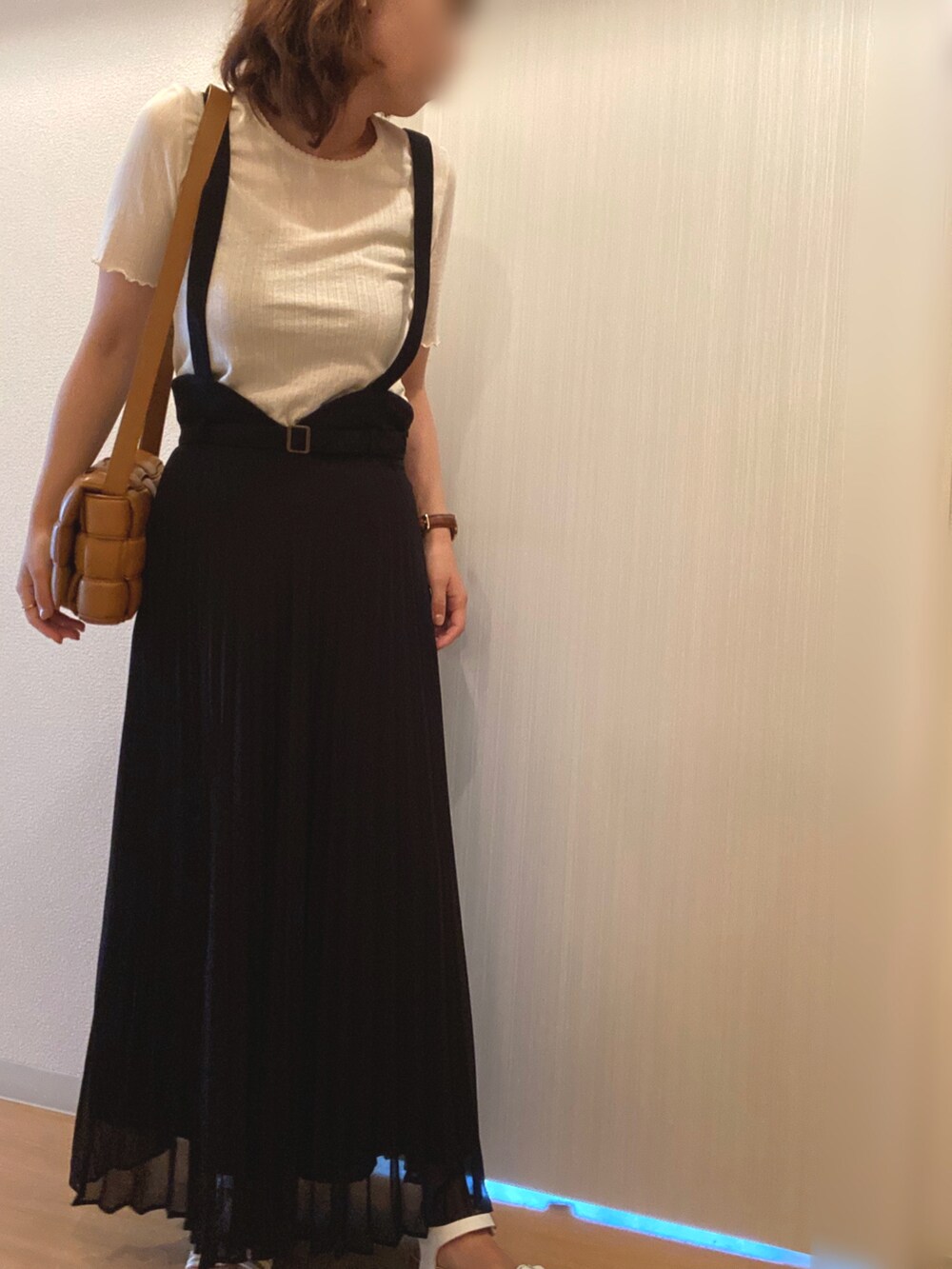 ホワイト系のTシャツ/カットソー、ブラック系のスカート、ホワイト系のサンダルを着用したレディースの夏コーディネートの3枚目の写真