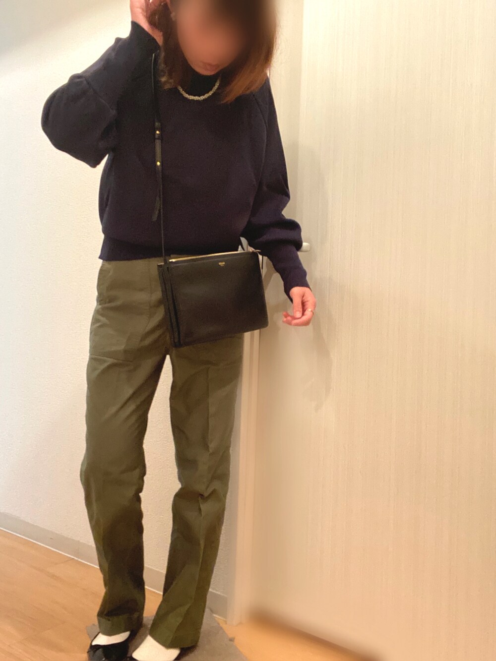 ブルー系のデニムジャケット、ブルー系のニット/セーター、グリーン系のその他パンツを着用したレディースの春コーディネートの2枚目の写真