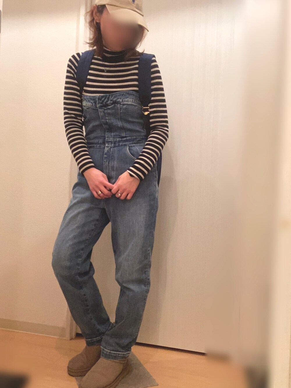 ブルー系のつなぎ/オールインワン、ブラック系のニット/セーター、ベージュ系のダウンジャケット/コートを着用したレディースの冬コーディネートの3枚目の写真